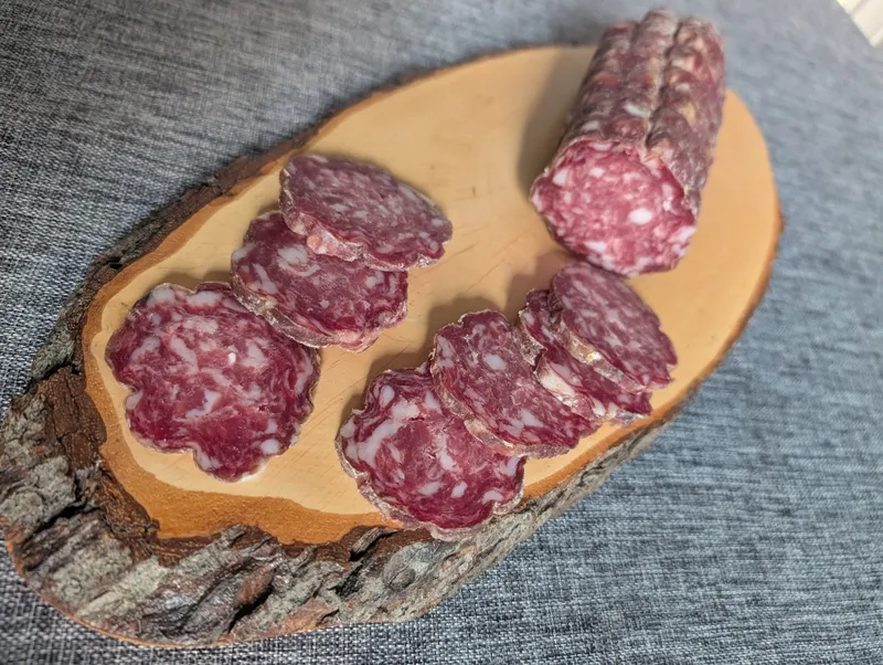 Salame Bergamasco affettato su tagliere di legno